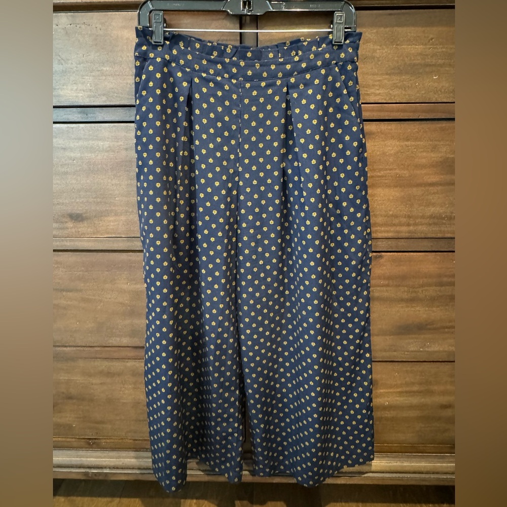 Like-New June & Hudson Yellow and Blue Cropped Pleated Trousers